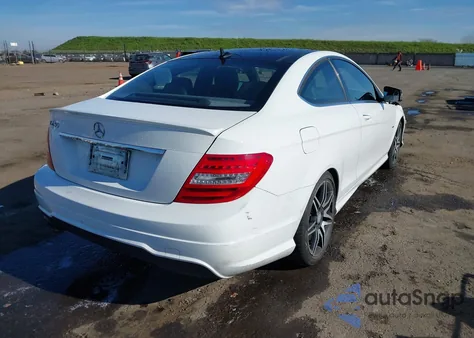 2013 Mercedes-Benz C 250 z USA, uszkodzony, nr VIN WDDGJ4HB8DF998898